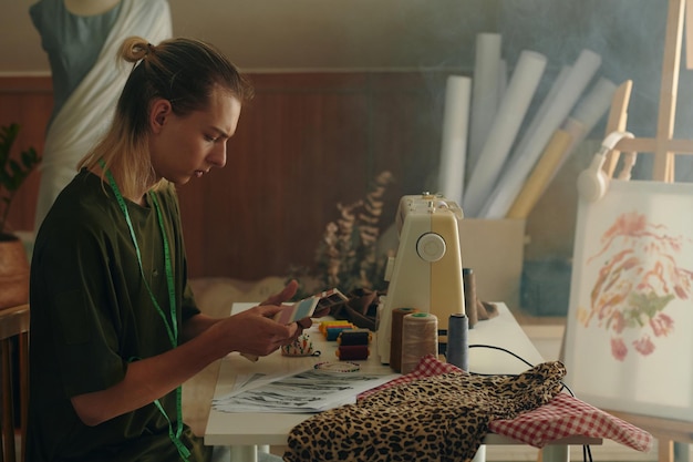 Artystka pracująca nad haftem